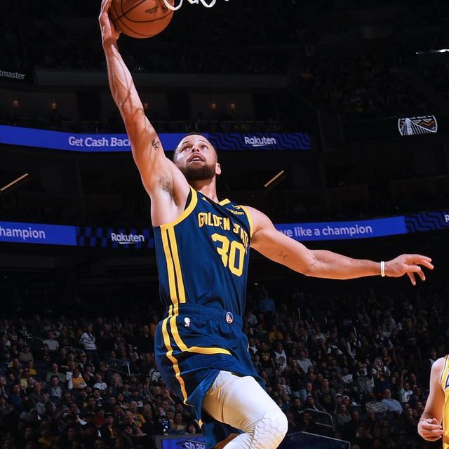 库里在湖人比赛中刷新纪录，持续失利引发热议！上演精彩一战-爱游戏APP